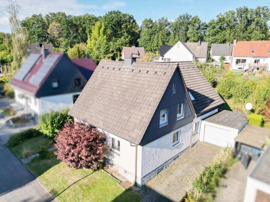 Familienfreundliches Zweifamilienhaus mit großem Garten und Garage in beliebter Wohnlage von Arnsberg-Hüsten - Ansicht