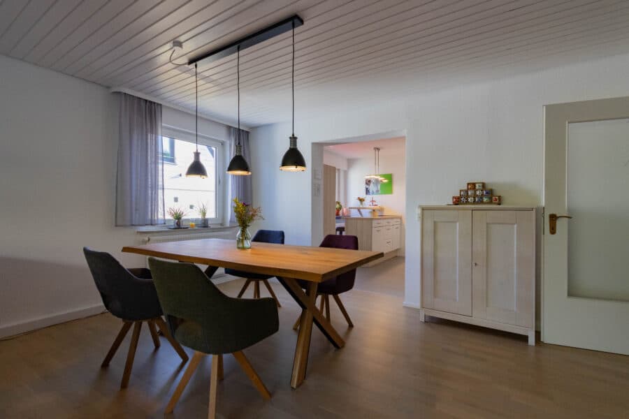 Familienfreundliches Zweifamilienhaus mit großem Garten und Garage in beliebter Wohnlage von Arnsberg-Hüsten - Essplatz mit Blick in die Küche
