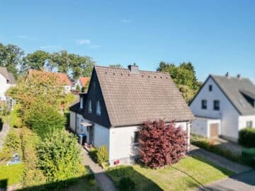 Familienfreundliches Zweifamilienhaus mit großem Garten und Garage in beliebter Wohnlage von Arnsberg-Hüsten, 59759 Arnsberg, Zweifamilienhaus