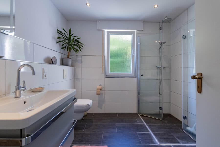 Familienfreundliches Zweifamilienhaus mit großem Garten und Garage in beliebter Wohnlage von Arnsberg-Hüsten - Badezimmer