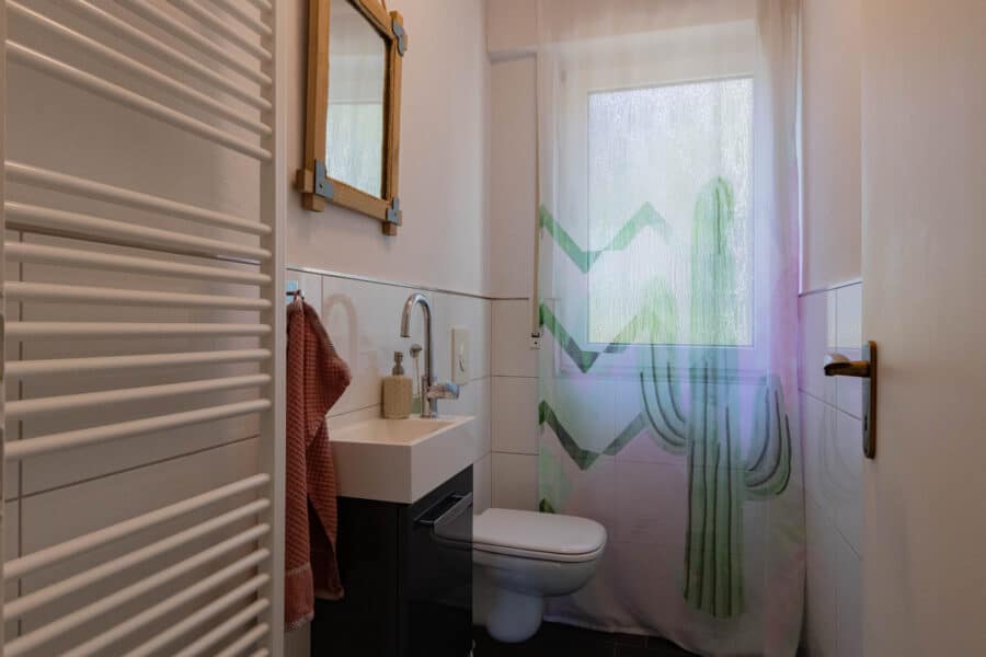 Familienfreundliches Zweifamilienhaus mit großem Garten und Garage in beliebter Wohnlage von Arnsberg-Hüsten - Gäste-WC