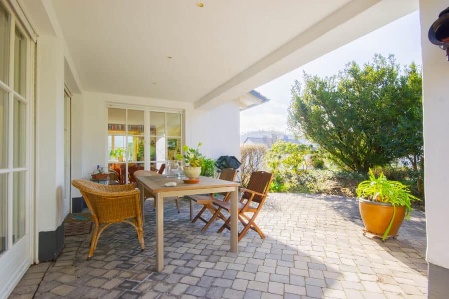 Wunderschön! Modernes & stilvolles Einfamilienhaus mit Wohlfühlgarantie in exklusiver Wohnlage! - überdachter Terrassenbereich