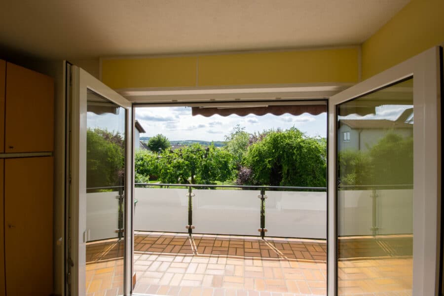 Kleines Grundstück, wenig Gartenarbeit - Haus mit schönem Balkon u. toller Aussicht - Blick vom Schlafzimmer auf den Balkon