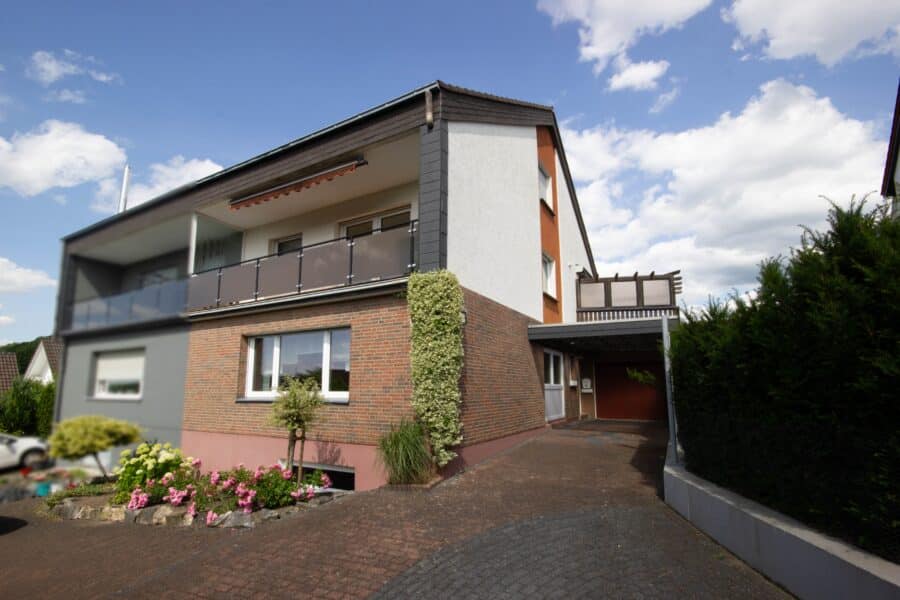 Kleines Grundstück, wenig Gartenarbeit - Haus mit schönem Balkon u. toller Aussicht - Vorderansicht