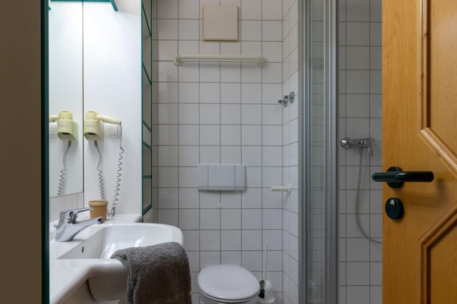 Wintertraum, Wiesenzauber und Waldglück- schöner kann Ihr Invest nicht heißen - Beispiel-Badezimmer unrenoviert