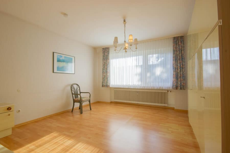 Zentral gelegenes, solides Wohnhaus auf großem Grundstück in Ense-Höingen - Schlafzimmer