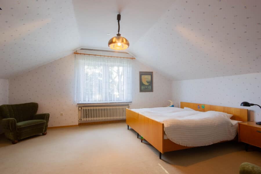 Zentral gelegenes, solides Wohnhaus auf großem Grundstück in Ense-Höingen - Zimmer (Dachgeschoss)