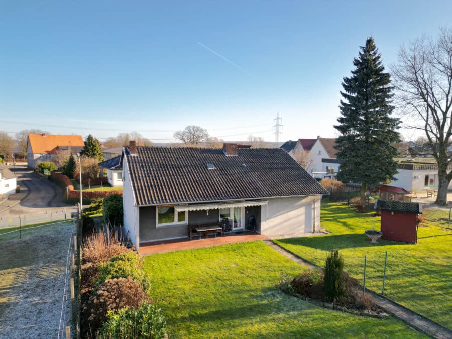 Zentral gelegenes, solides Wohnhaus auf großem Grundstück in Ense-Höingen - Rückansicht