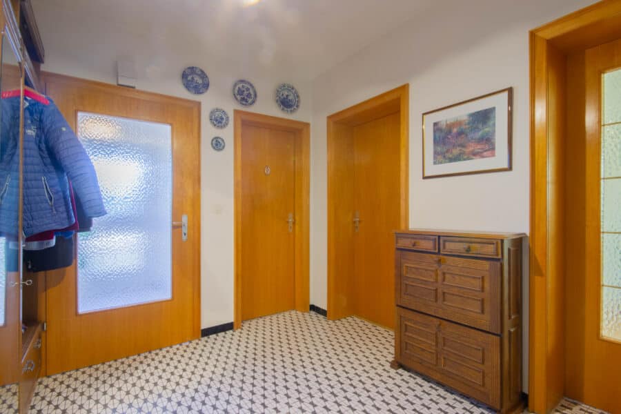 Zentral gelegenes, solides Wohnhaus auf großem Grundstück in Ense-Höingen - Flur