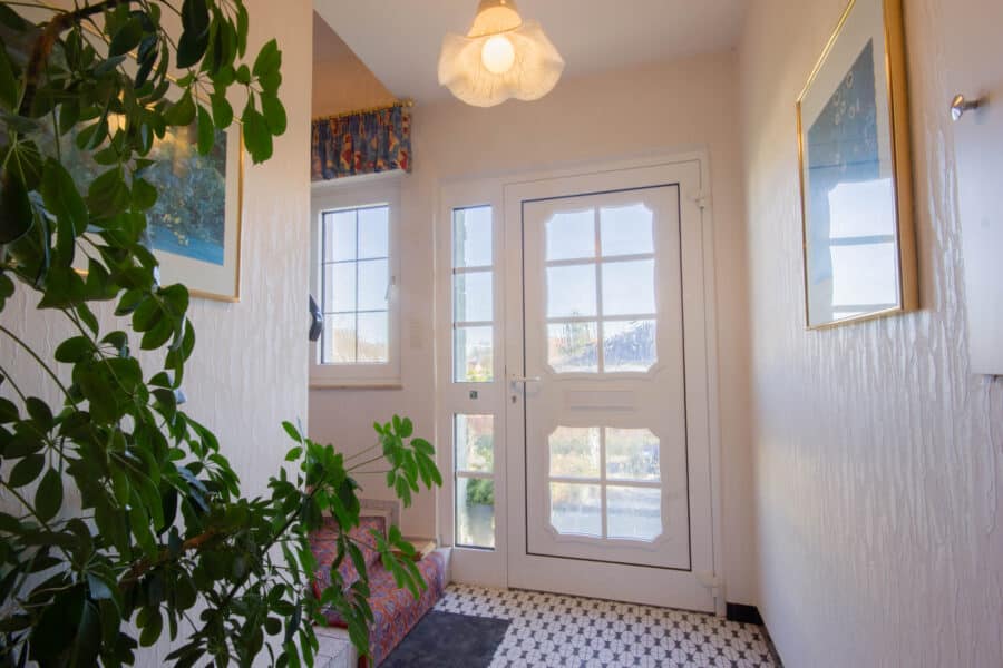 Zentral gelegenes, solides Wohnhaus auf großem Grundstück in Ense-Höingen - Eingang