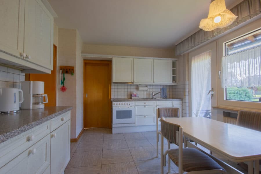 Zentral gelegenes, solides Wohnhaus auf großem Grundstück in Ense-Höingen - Küche