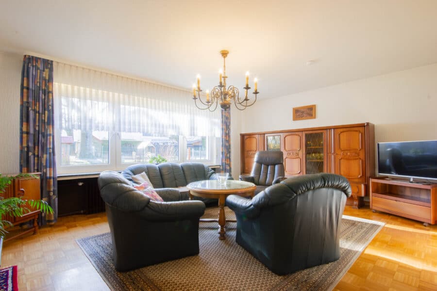Zentral gelegenes, solides Wohnhaus auf großem Grundstück in Ense-Höingen - Wohnzimmer