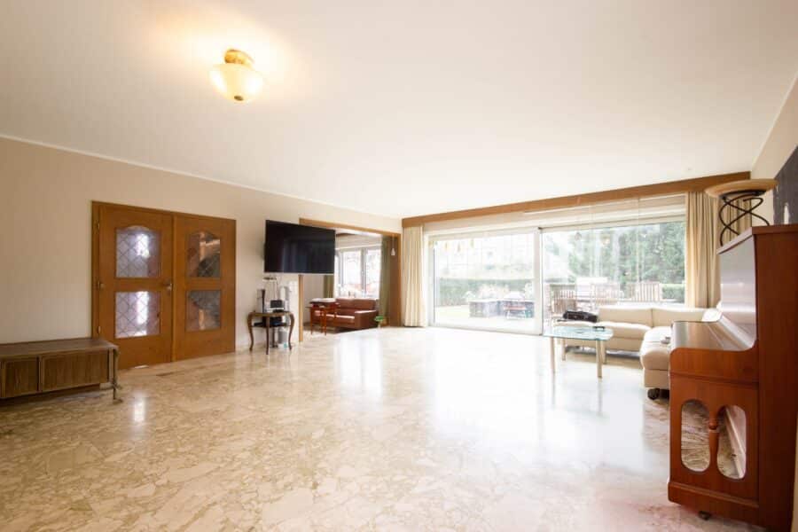 Familientraum mit Charakter und Gartenidylle im Herzen der Paderborner Kernstadt - Großzügiger Wohnbereich mit Blick auf die Terrasse und in Richtung Kaminzimmer