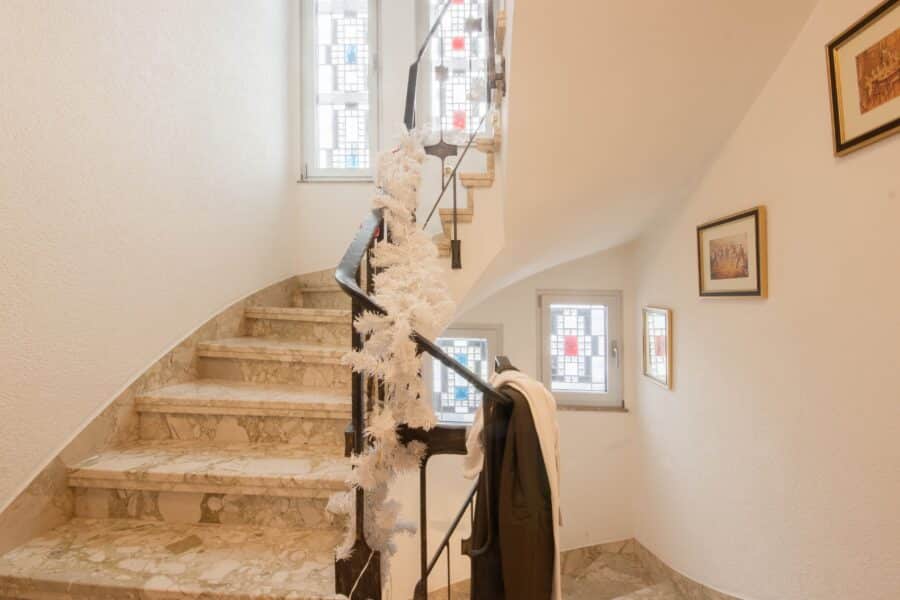 Familientraum mit Charakter und Gartenidylle im Herzen der Paderborner Kernstadt - Helles Treppenhaus mit Marmortreppe