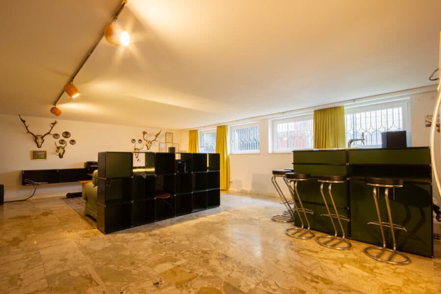 Familientraum mit Charakter und Gartenidylle im Herzen der Paderborner Kernstadt - Partykeller mit Blick auf den Sitzbereich