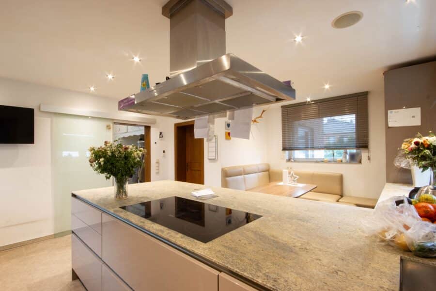 Familientraum mit Charakter und Gartenidylle im Herzen der Paderborner Kernstadt - Küchenansicht mit Blick auf Esszimmer und Durchgang zum Flur