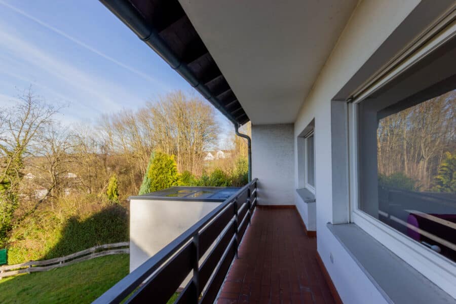 Zweifamilienhaus mit Potenzial und Panorama - Balkon EG