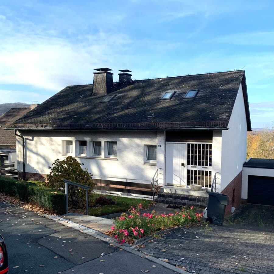 Zweifamilienhaus mit Potenzial und Panorama - Hausansicht