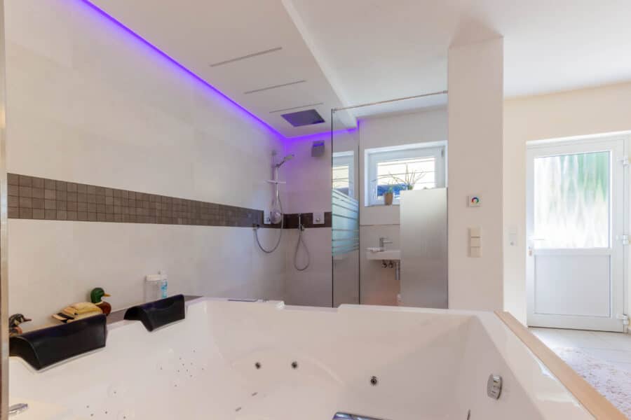 Großzügiges u. energiefreundliches Einfamilienhaus in ruhiger Lage von Ense-Bremen - Whirlpool | Dusche | Toilette