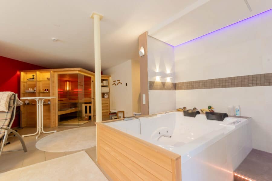 Großzügiges u. energiefreundliches Einfamilienhaus in ruhiger Lage von Ense-Bremen - Whirlpool und Sauna