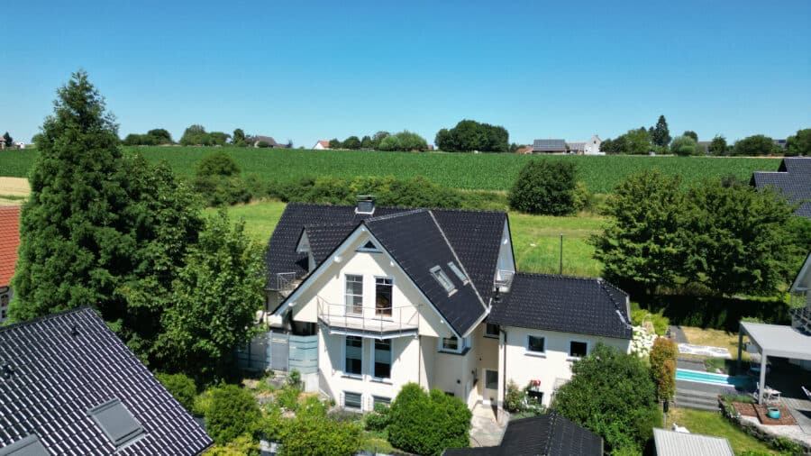 Großzügiges u. energiefreundliches Einfamilienhaus in ruhiger Lage von Ense-Bremen - Rückansicht