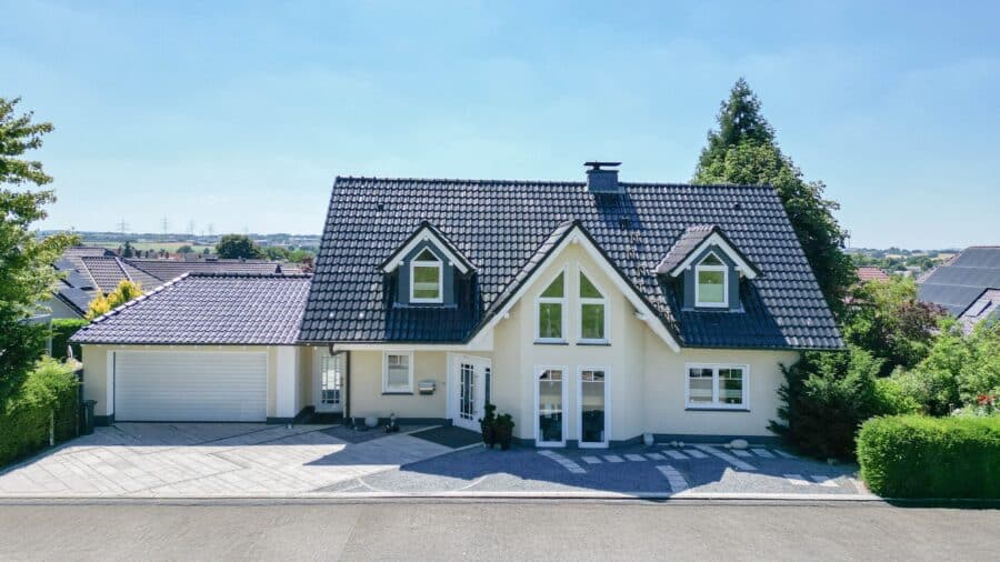 Großzügiges u. energiefreundliches Einfamilienhaus in ruhiger Lage von Ense-Bremen - Vorderansicht
