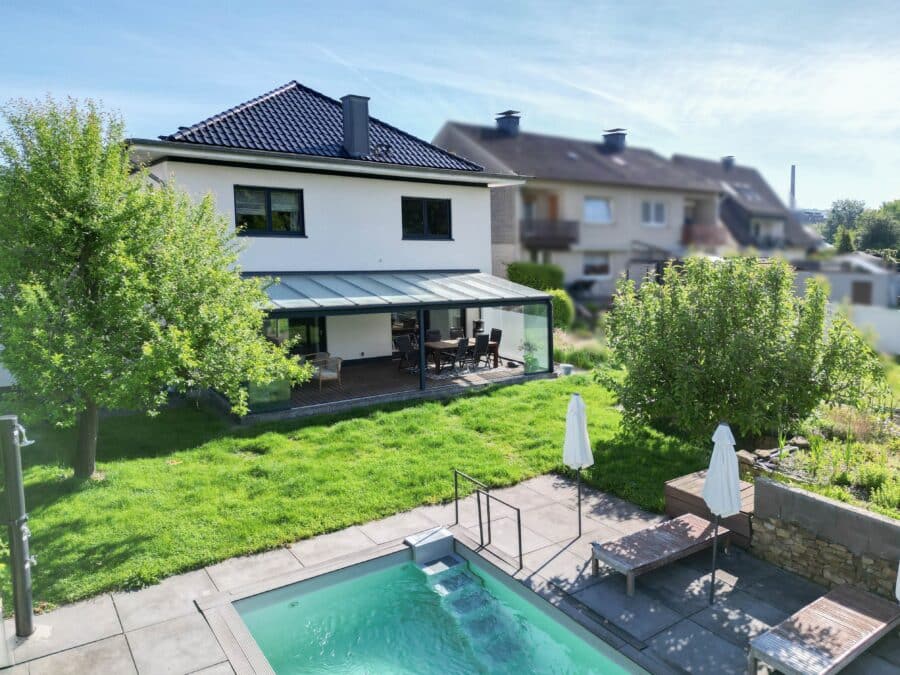 Modernes, energieeffizientes Einfamilienhaus in Bruchhausen mit Pool, Wintergarten und Sauna - Südansicht