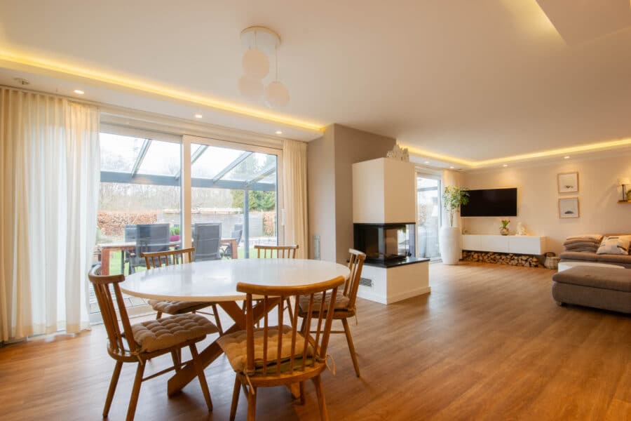 Modernes, energieeffizientes Einfamilienhaus in Bruchhausen mit Pool, Wintergarten und Sauna - offener Wohn/ Essbereich