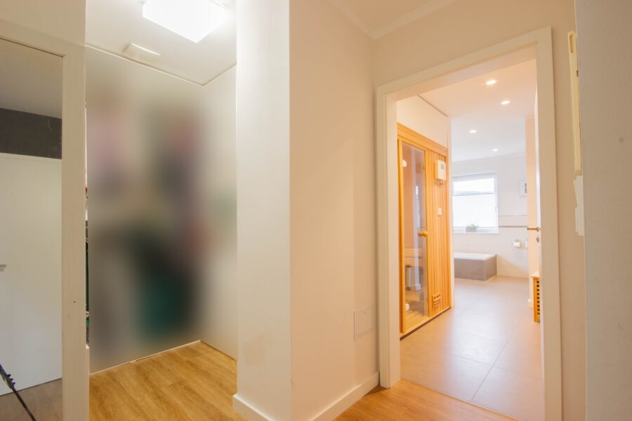 Modernes, energieeffizientes Einfamilienhaus in Bruchhausen mit Pool, Wintergarten und Sauna - Elternbereich mit Ankleide