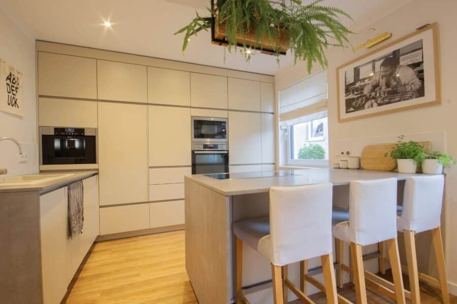 Modernes, energieeffizientes Einfamilienhaus in Bruchhausen mit Pool, Wintergarten und Sauna - offene Küche