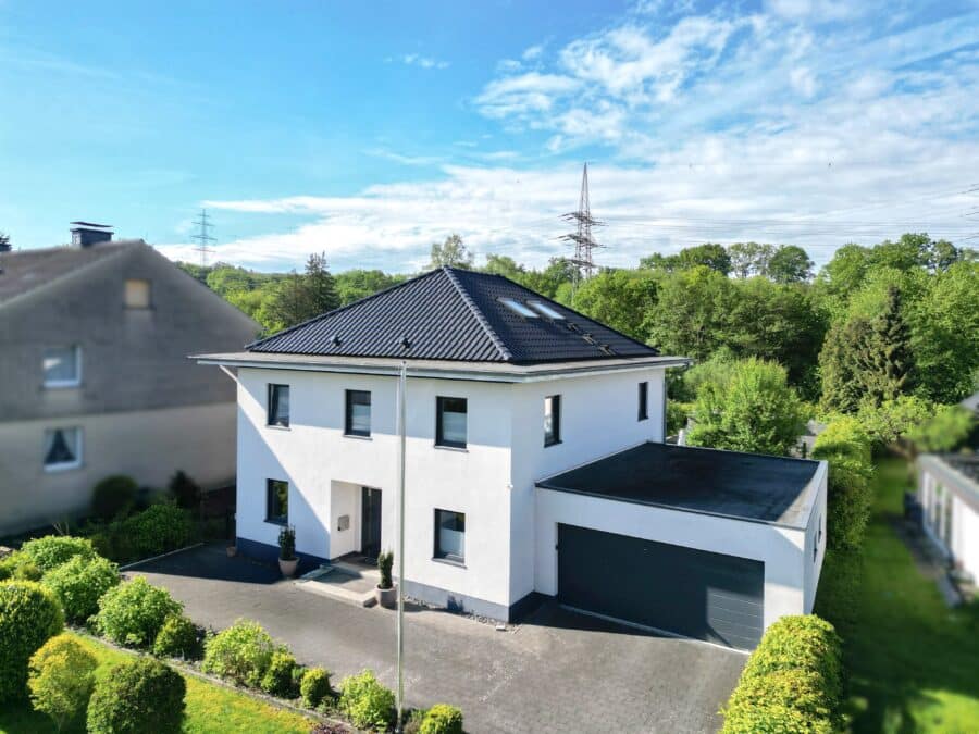 Modernes, energieeffizientes Einfamilienhaus in Bruchhausen mit Pool, Wintergarten und Sauna - Vorderansicht