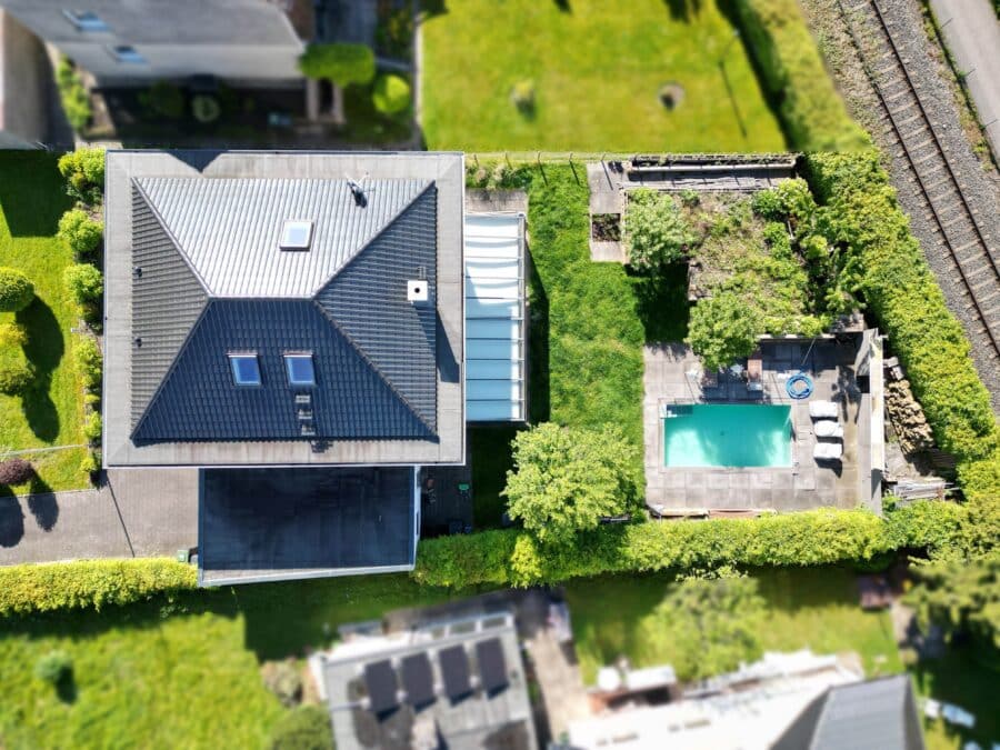 Modernes, energieeffizientes Einfamilienhaus in Bruchhausen mit Pool, Wintergarten und Sauna - Ansicht von oben