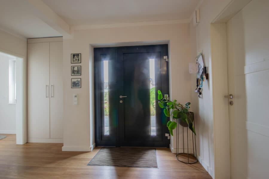 Modernes, energieeffizientes Einfamilienhaus in Bruchhausen mit Pool, Wintergarten und Sauna - Eingang