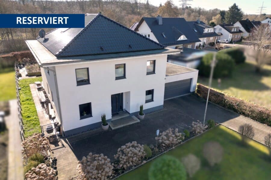 Modernes, energieeffizientes Einfamilienhaus in Bruchhausen mit Pool, Wintergarten und Sauna - Vorderansicht