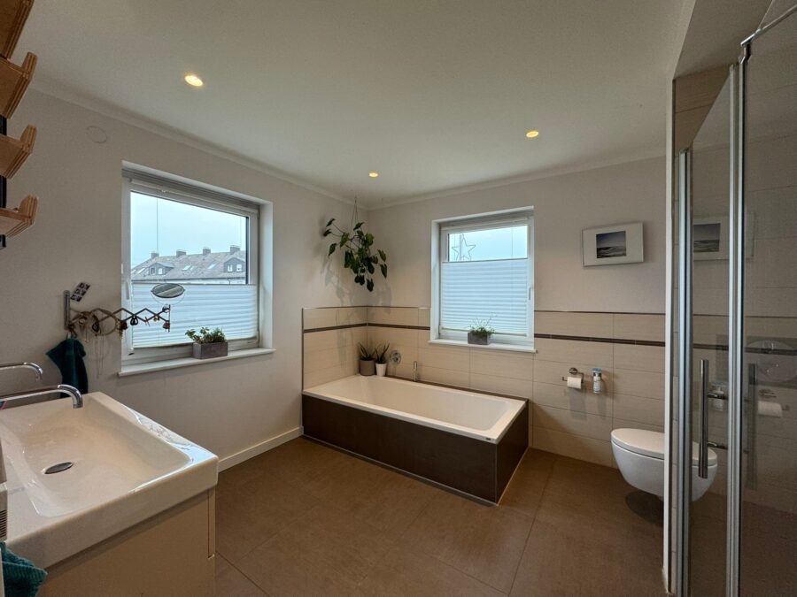 Modernes, energieeffizientes Einfamilienhaus in Bruchhausen mit Pool, Wintergarten und Sauna - Elternbad