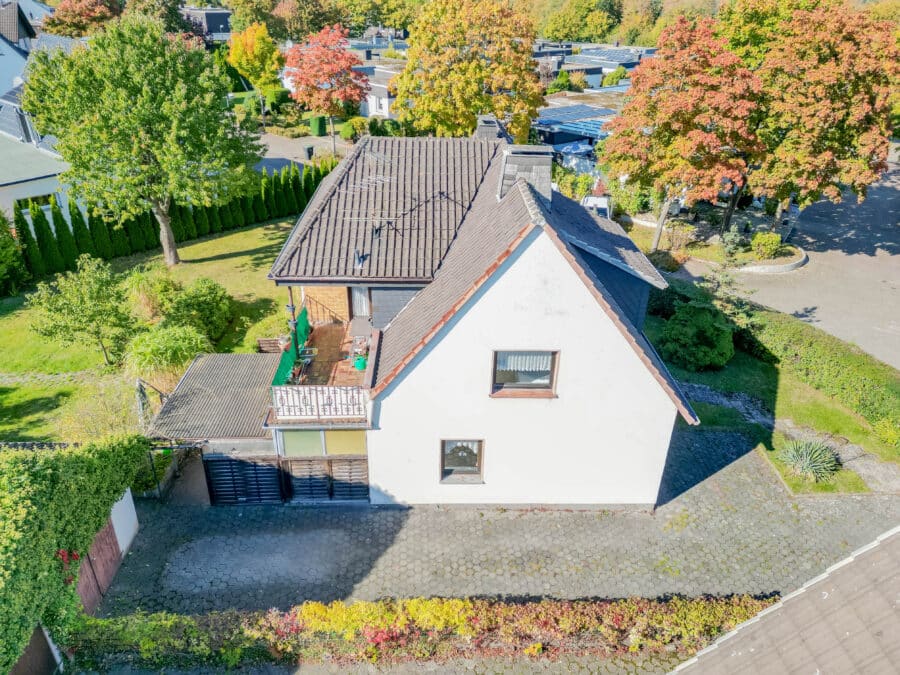 Einfamilienhaus mit Einliegerwohnung auf sonnigem Grundstück in ruhiger Lage von Arnsberg-Bergheim - Seitenansicht