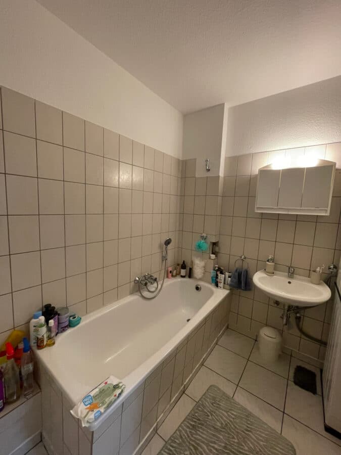 Großzügige 2-Zimmer-Wohnung mit Balkon im Zentrum von Neheim - Badezimmer