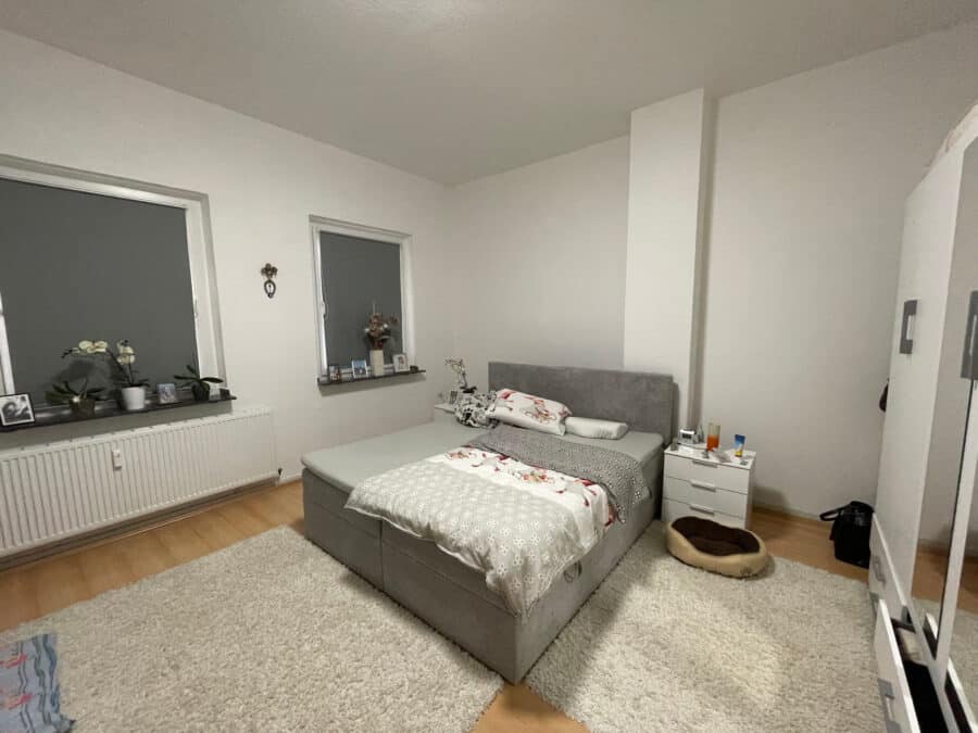 Großzügige 2-Zimmer-Wohnung mit Balkon im Zentrum von Neheim - Schlafzimmer