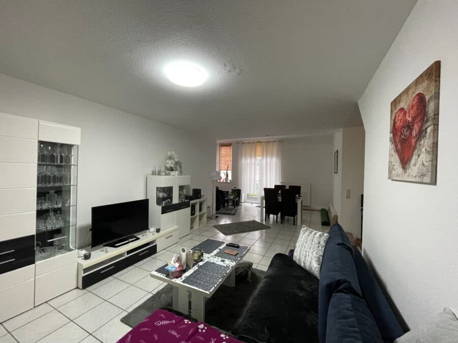 Großzügige 2-Zimmer-Wohnung mit Balkon im Zentrum von Neheim - Wohnzimmer