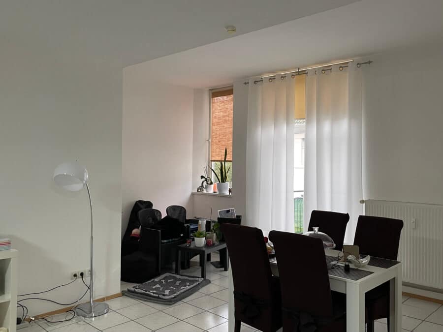 Großzügige 2-Zimmer-Wohnung mit Balkon im Zentrum von Neheim - Wohnzimmer