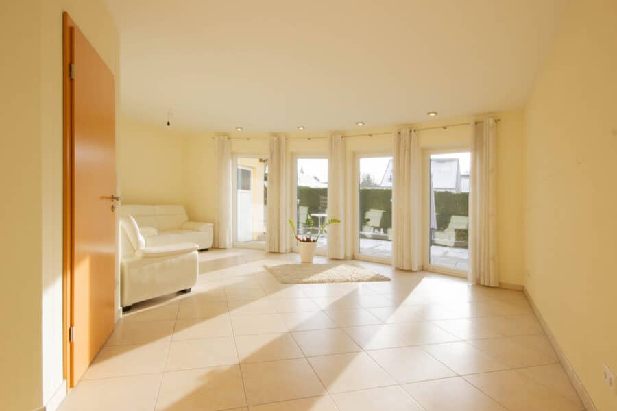 Einziehen & Wohlfühlen! Modernes energieeffizientes Einfamilienhaus in ruhiger Lage von Bruchhausen - Wohnzimmer