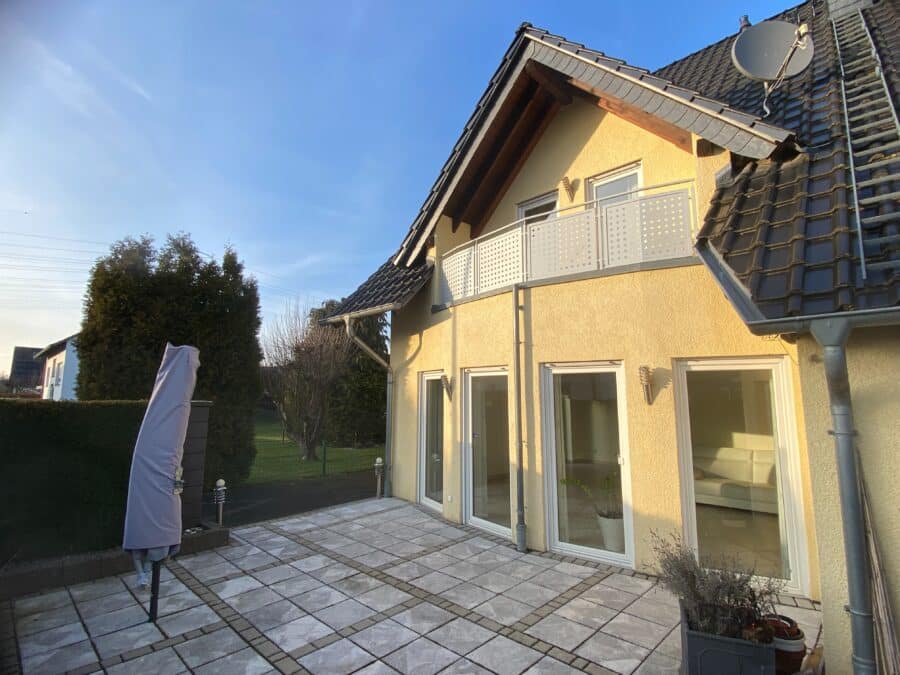 Einziehen & Wohlfühlen! Modernes energieeffizientes Einfamilienhaus in ruhiger Lage von Bruchhausen - Südseite_Terrasse