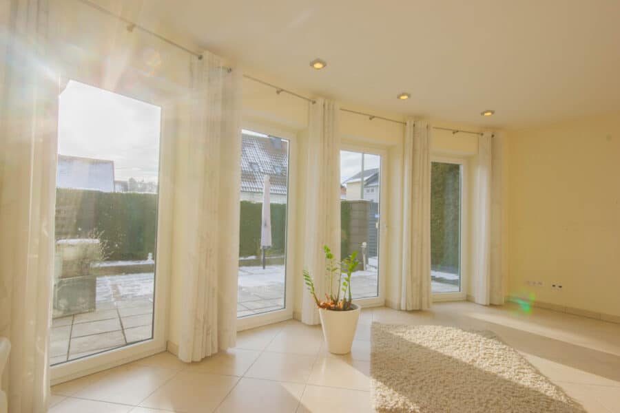 Einziehen & Wohlfühlen! Modernes energieeffizientes Einfamilienhaus in ruhiger Lage von Bruchhausen - Wohnzimmer Runderker