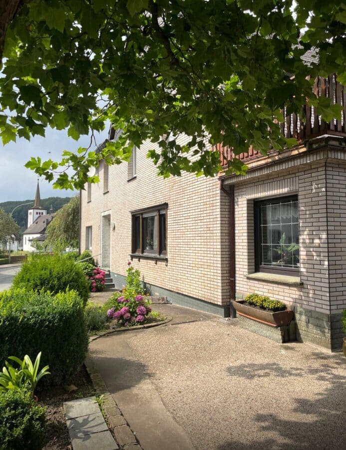 Ehemaliger Bauernhof in idyllischer Lage mit 2 Einliegerwohnungen & Nebengebäuden - Straßenansicht