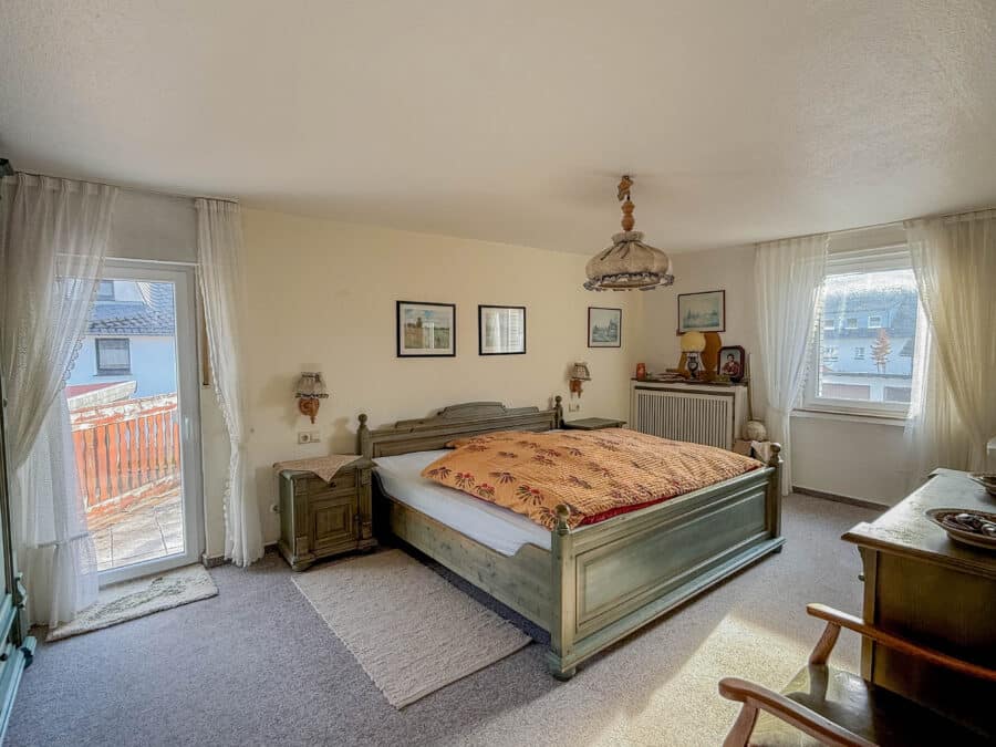 Sauerland pur – Idyllischer Bauernhof mit Einliegerwohnungen & Nebengebäuden - Schlafzimmer 1. OG mit Zugang zum vorderen Balkon