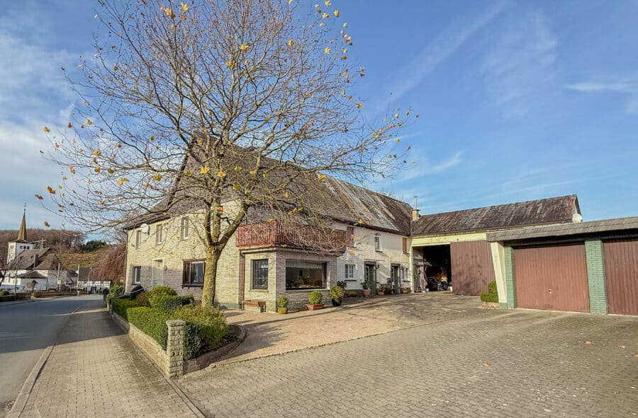 Sauerland pur – Idyllischer Bauernhof mit Einliegerwohnungen & Nebengebäuden - Hofansicht