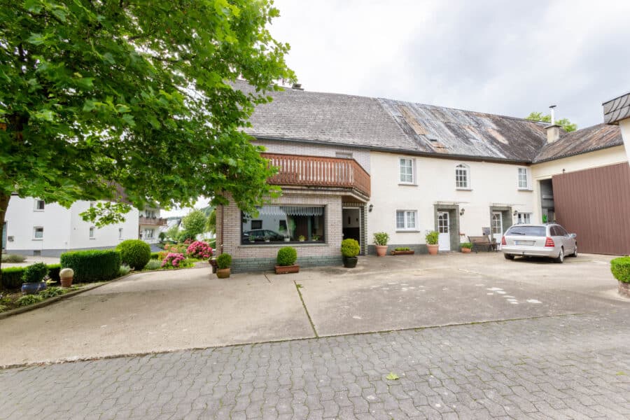 Sauerland pur – Idyllischer Bauernhof mit Einliegerwohnungen & Nebengebäuden - Zufahrt & Eingänge Einliegerwohnungen