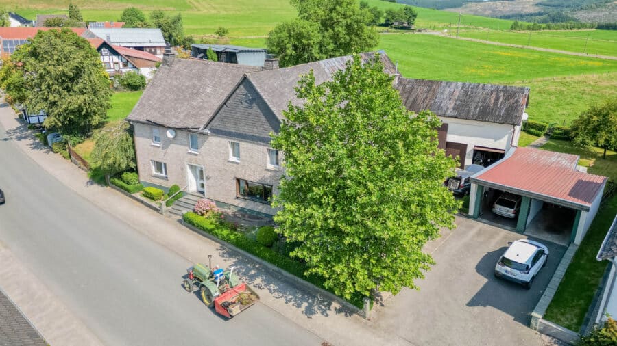 Sauerland pur – Idyllischer Bauernhof mit Einliegerwohnungen & Nebengebäuden - Ansicht Straße