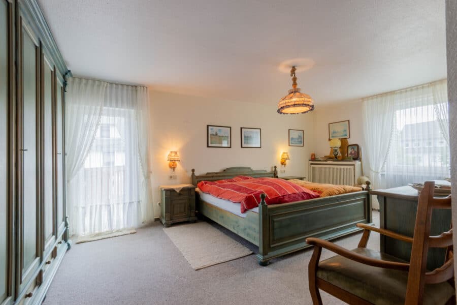 Ehemaliger Bauernhof in idyllischer Lage mit 2 Einliegerwohnungen & Nebengebäuden - Schlafzimmer 1 OG mit Zugang zum vorderen Balkon