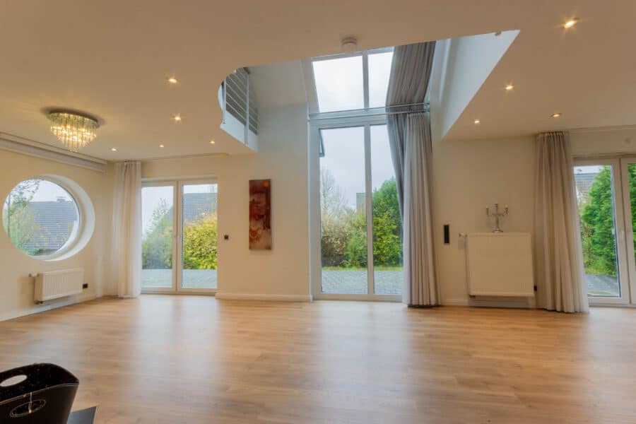 Wohlfühlen am Möhnesee - junges Einfamilienhaus in begehrter Lage - Blick vom Flur in den Wohnbereich